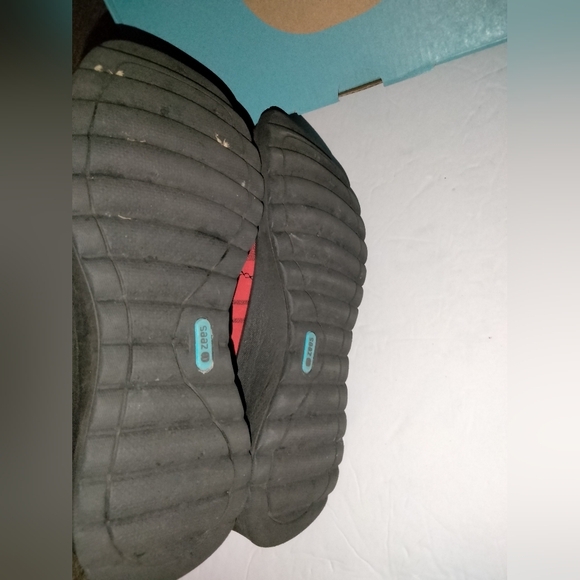 Bzees (Size 8.5W) Black/Red Plaid Pattern Faux Fur Lined Slip-on Golden Sneakers - Picture 11 of 13